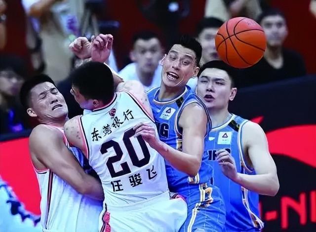 宝威体育登录入口-杜锋拆双后卫变招！粤京抢四强，宿敌对决今晚开打
